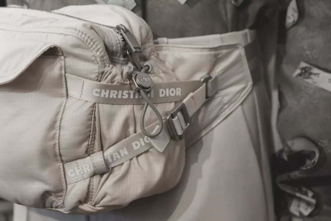 与艺术家 Daniel Arsham 携手打造一片粉色沙漠 | Kim Jones 亲身解构 Dior 2020 春夏男装系列