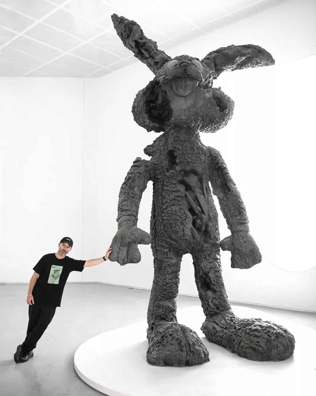 Daniel Arsham 粉色裂痕熊即将发售